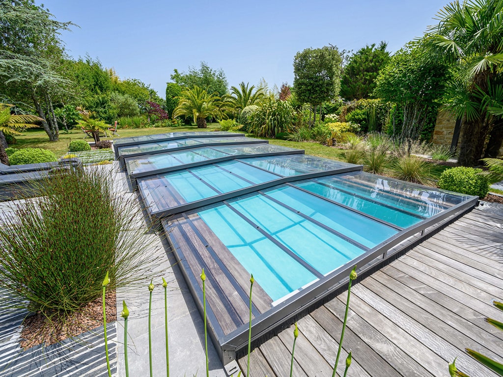 Abri de piscine économique à partir d'une serre de jardin