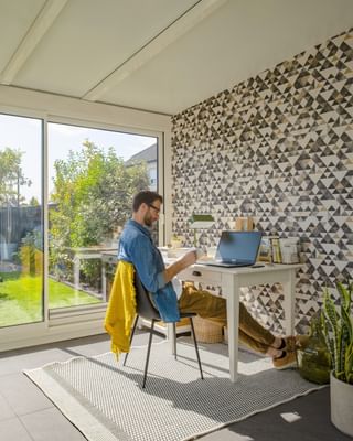 Véranda bureau : votre espace dédié pour travailler à la maison. 👨🏼‍💻

Transformer votre véranda en bureau vous permet d'avoir une pièce spécialement consacrée à votre activité professionnelle. Un espace de travail isolé, intégré à la maison. 💡 
 
La véranda est une solution idéale pour créer une pièce lumineuse et bien isolée, agréable pour travailler toute l'année.
Éclairage et électricité, meubles et installations spécifiques, vous pouvez y installer tout le nécessaire pour votre espace de travail. ✅ 

#maison #bureau #inspirationmaison #inspirationbureau #déco #inspirationdéco #veranda #extensionmaison #projetmaison #gustaverideau [instagram]