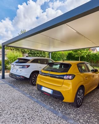 Carport : l'alternative idéale au garage 🚘

Par sa configuration ouverte ou semi-ouverte, le carport permet un accès simplifié aux véhicules tout en leur offrant une protection en cas d'intempéries. ✅

Nos carports en aluminium possèdent une toiture plate étanche et un système d'écoulement des eaux par les poteaux de soutien. 💧 
Ainsi, vos voitures sont au sec sans que vous ayez besoin d'ouvrir et fermer la porte du garage à chaque stationnement.

En option : un système de protection sur les parois latérales assure une protection supplémentaire tout en cumulant une fonction occultante.

Ici, le carport ouvert adossé permet d'accueillir deux voitures. 
Nos carports sont entièrement sur-mesure et s'adaptent en dimensions, en coloris et en configurations. 💡

Pour abriter votre voiture, votre camping-car ou votre matériel, le carport est une solution qui s'adapte à vos besoins !

#carport #abrivoiture #abrimoto #abricampingcar #garage #aménagementextérieur #inspirationgarade #projetmaison #maison #extérieur #jardin #habitat  #gustaverideau [instagram]