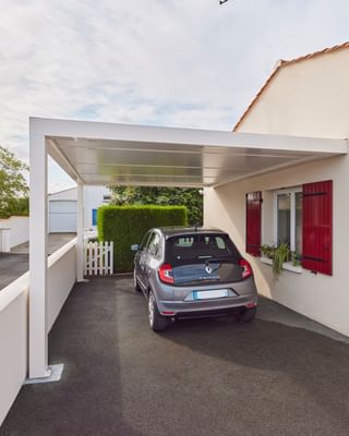 Inspiration : le carport blanc 👀 

Ce carport blanc adossé s'intègre parfaitement au mur de la maison et au muret qui délimite le terrain. 

L'ensemble de la structure est harmonieux et permet, dans la continuité de la maison, de créer une place de stationnement abritée. ✅ 

#carport #abrivoiture #abrimoto #abricampingcar #garage #aménagementextérieur #inspirationgarade #projetmaison #maison #extérieur #jardin #habitat  #gustaverideau [instagram]